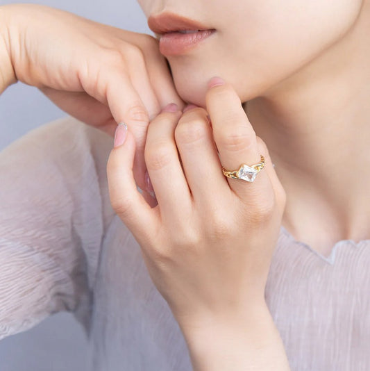 Bague Pierre penchée