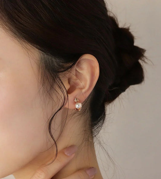 Perle dans un pétale de fleur