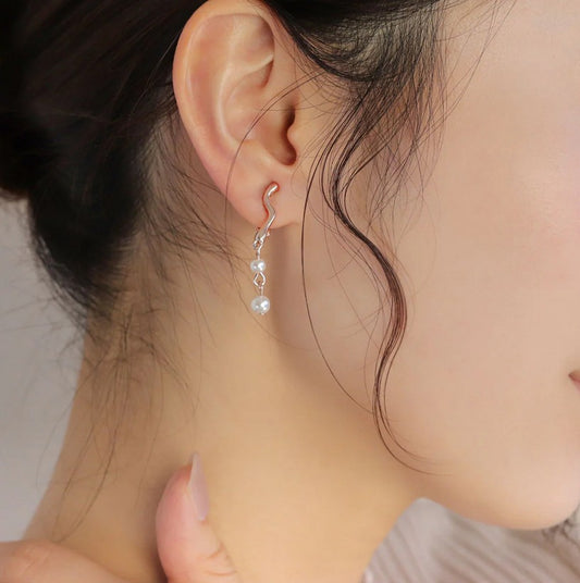 Perles sur tige ondulée et rosée