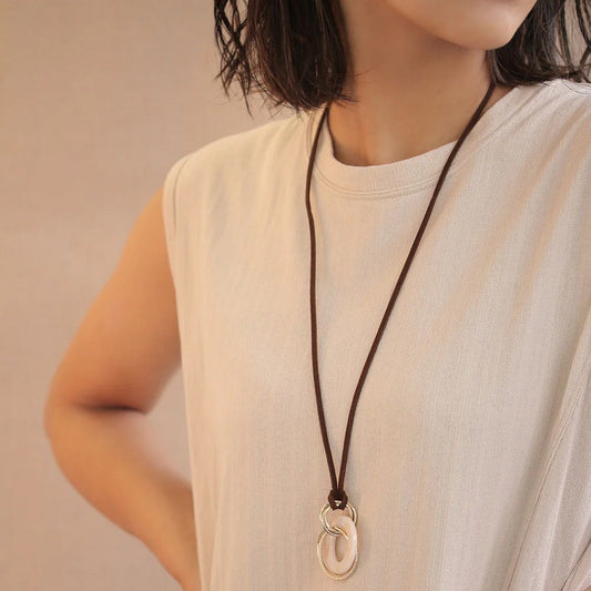 Collier long à anneaux multiples