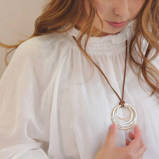 Sautoir cercles superposés sur cordon ajustable