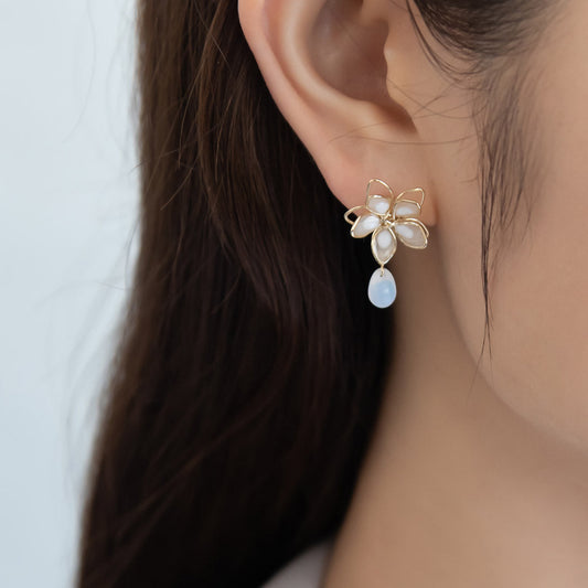 Fleur bouclée avec une goutte, en loops