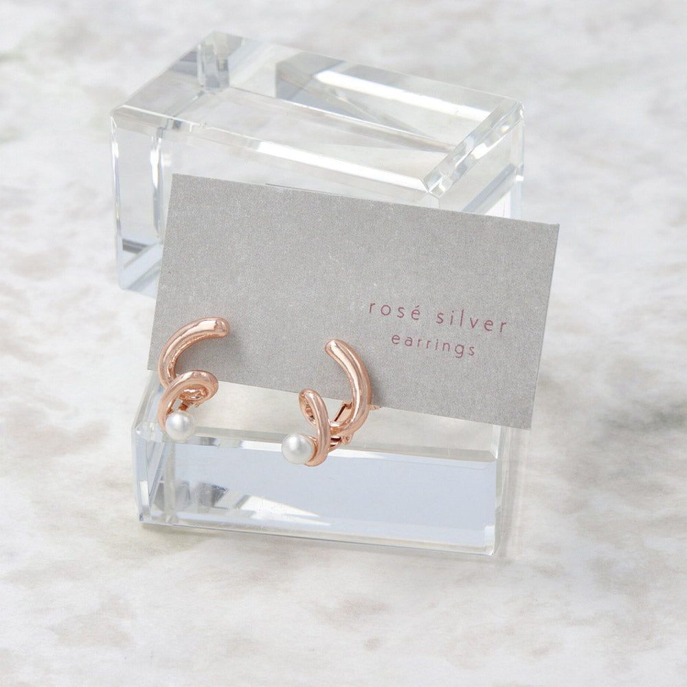 Spirale rosée et perle, en boucles