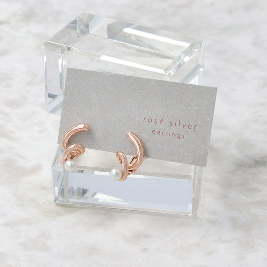Spirale rosée et perle, en boucles