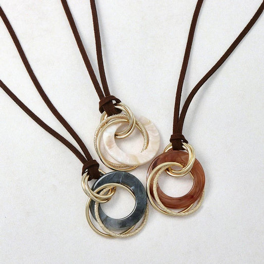 Collier long à anneaux multiples