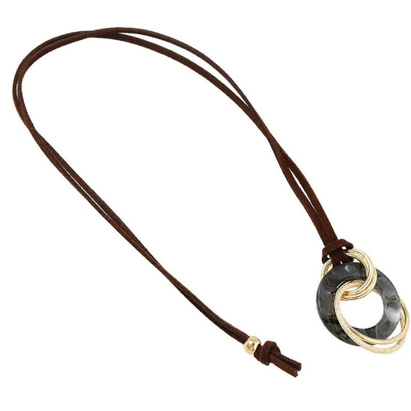 Collier long à anneaux multiples